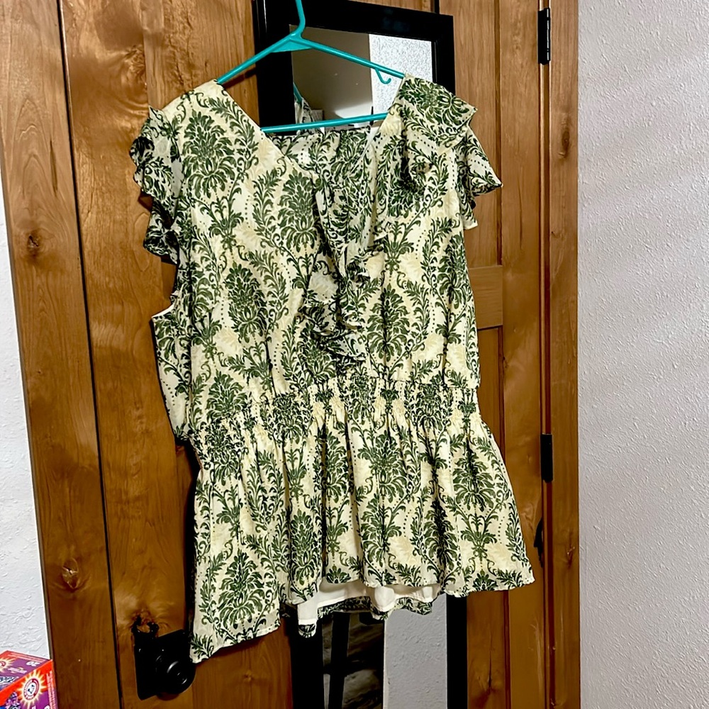 Curvy blouse with ruffle sleeves and elastic at waist. Lightweight and lined.